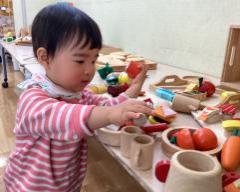 木の感触を感じながら、大好きなおままごと遊びをしています。