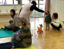 メロディに合わせて、歩きます。
