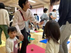 お友達とあいさつをしました。