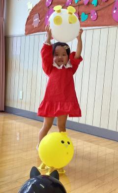 子どもが風船を持ち上げている