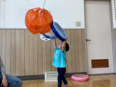 顔を上げてバンザイしている