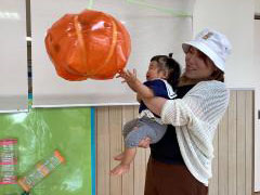 大きなかぼちゃオバケにタッチしている