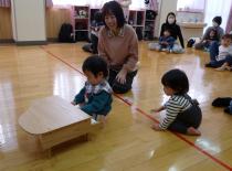 トイピアノを弾いています