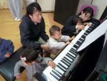こども達がピアノを弾いています
