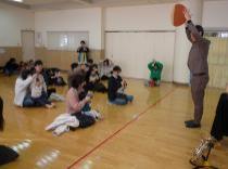 会場のみんなと「大きな栗の木の下で」をしています