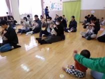 パパやママも頭の上で大きな栗を作っています