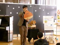 画用紙で作ったお父さん栗を見せています