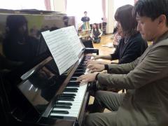 ピアノの連弾をしている鍵盤の様子です