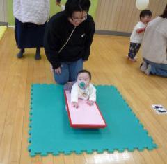 バランスボードの上を、はいはいで進んでいます