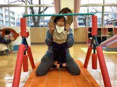 ぶらさがる練習をしているところ