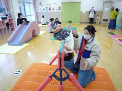 鉄棒で前回りしているところ