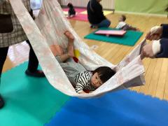 布ブランコに乗っています