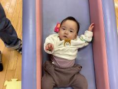 すべり台ではいポーズ