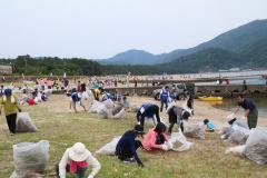 海岸漂着物の回収は大勢の協力が必要です