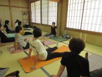 講師の説明を受けている参加者