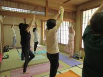 ヨガを体験している参加者