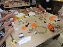 ハロウィンリースを制作している参加者