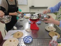 発酵調味料を制作する参加者