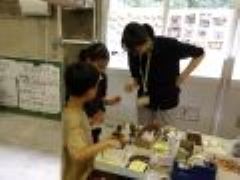 木工の材料を選んでいる