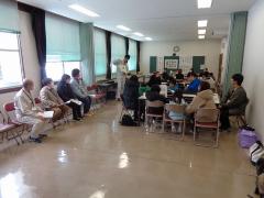 森の話を聞く様子の写真
