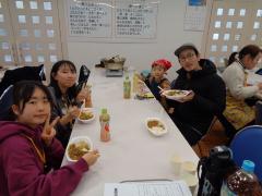 できたカレーを美味しく食べる様子の写真