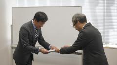 書類を渡している様子