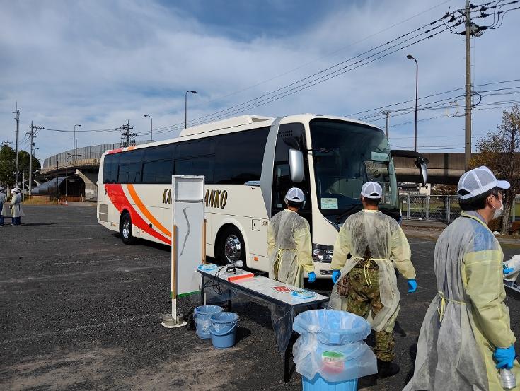 スクリーニング検査を受けるバス