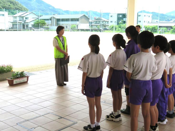 贈呈式の様子(角鹿小)