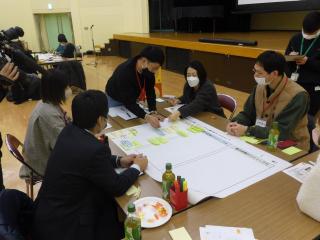 意見交換をしている参加者