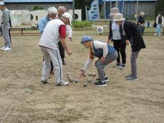 どちらが近いか審判している写真