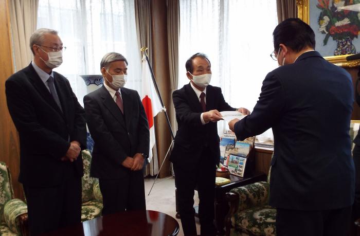 要望書を渡している画像