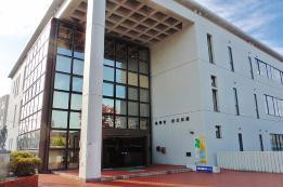 西公民館の正面玄関の写真