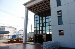 西公民館の玄関前の写真