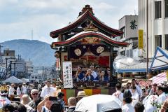 宵宮が巡行している様子