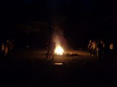 キャンプファイヤーの周りでゲームをしている