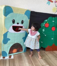 くまさんにりんごをあげている