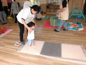 ママと一緒に歩いている