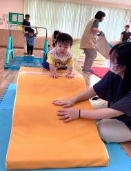 子どもが高いところにいる