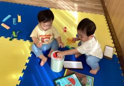 遊具で遊んでいる