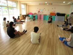 膝の上でゆらゆら揺れている