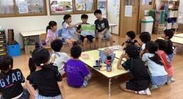 食後に紙芝居を呼んでくれる子ども達