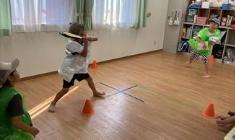 野球ごっこをしています