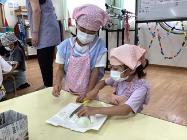 包丁を慎重に使っています