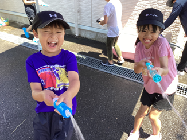 水鉄砲で水遊びをしています