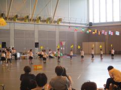 旗を持っておどっています