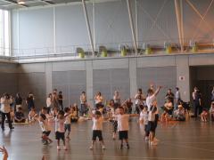 輪になっておどっています