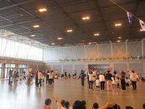 おじいちゃん・おばあちゃんと一緒に玉入れをしています