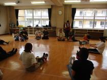 おうちの人の膝の上でふれあい遊び