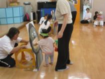 ごりらの口に果物をあげている