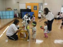 子どもが果物をあげている